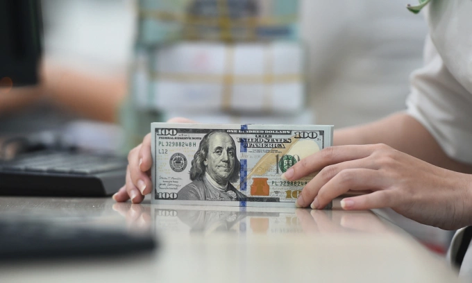Dong Strengthens as the Dollar Takes a Dip Internationally